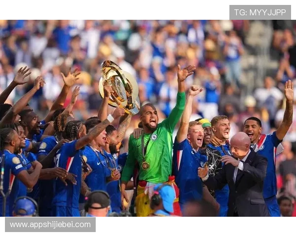 世界杯奖杯图片高清大图欣赏，展现足球历史荣耀与辉煌瞬间